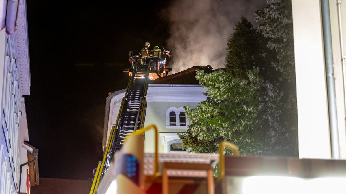 Die Einsatzkräfte müssen ein Übergreifen der Flammen unbedingt verhindern.