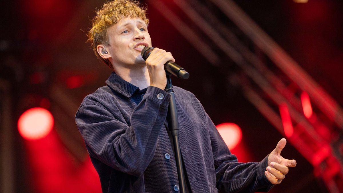 Tim Bendzko spielt vor 2500 Fans im Gothaer Schloss Friedenstein mit der Thüringer Philharmonie.