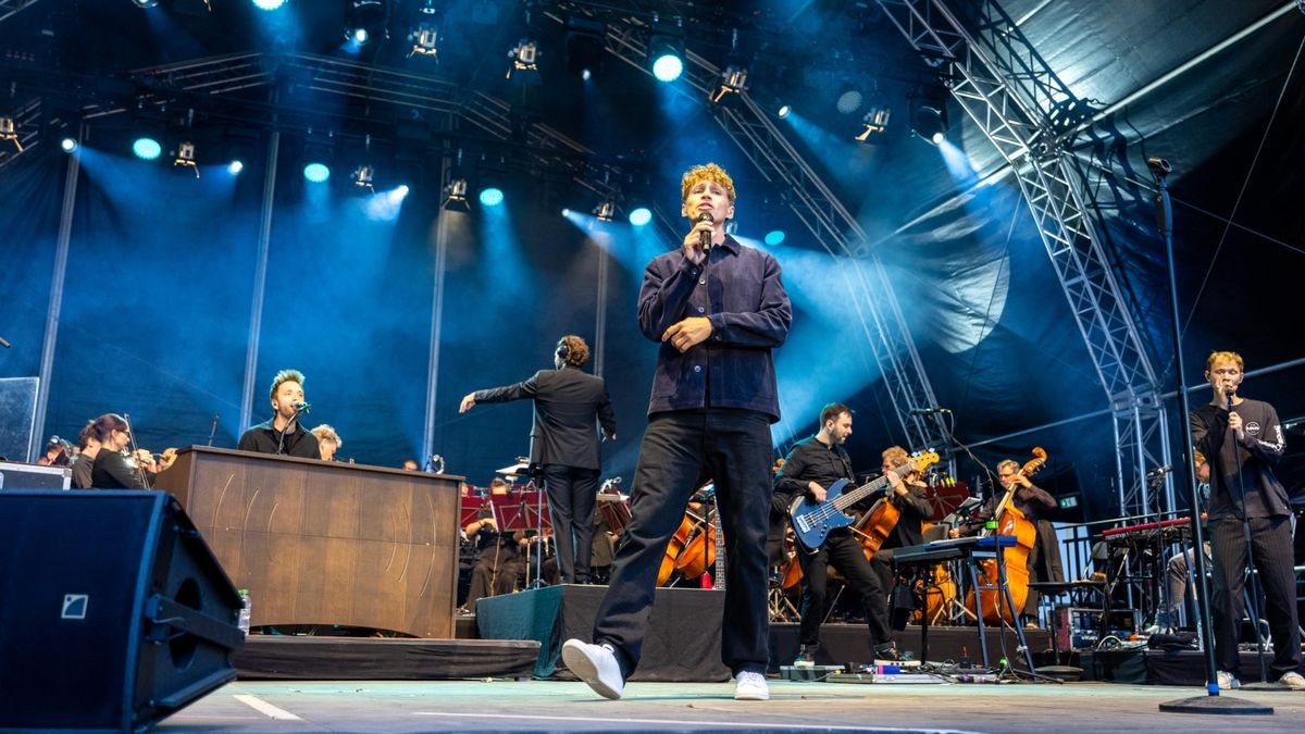 Tim Bendzko spielt vor 2500 Fans im Gothaer Schloss Friedenstein mit der Thüringer Philharmonie.