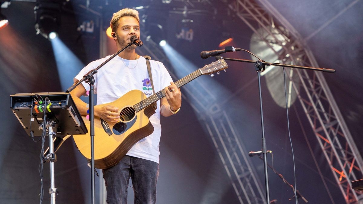 Tim Bendzko spielt vor 2500 Fans im Gothaer Schloss Friedenstein mit der Thüringer Philharmonie.