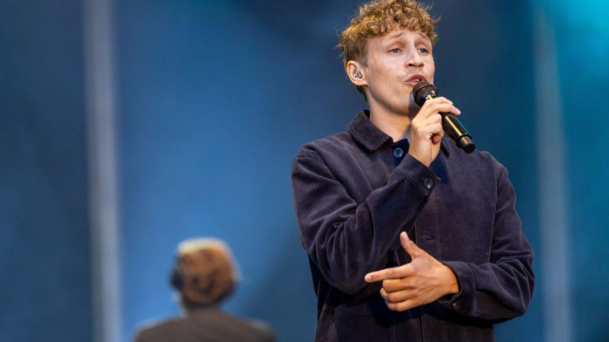 Tim Bendzko spielt vor 2500 Fans im Gothaer Schloss Friedenstein mit der Thüringer Philharmonie.