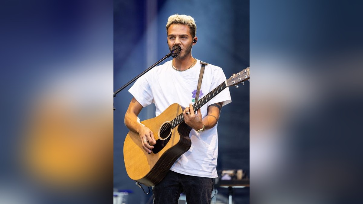 Tim Bendzko spielt vor 2500 Fans im Gothaer Schloss Friedenstein mit der Thüringer Philharmonie.