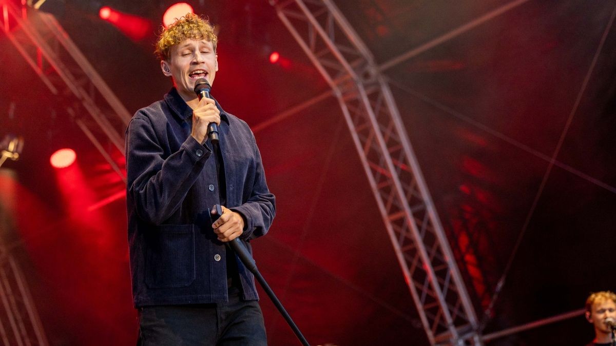 Tim Bendzko spielt vor 2500 Fans im Gothaer Schloss Friedenstein mit der Thüringer Philharmonie.