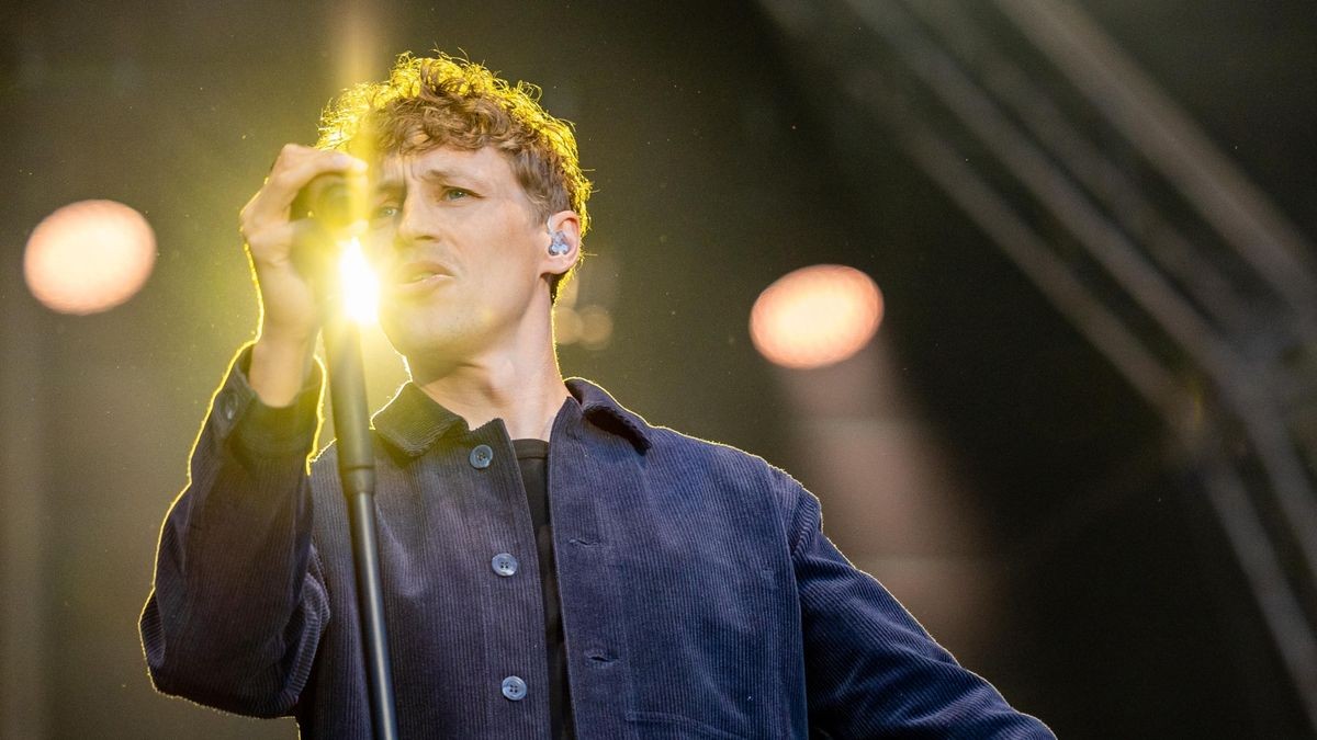 Tim Bendzko spielt vor 2500 Fans im Gothaer Schloss Friedenstein mit der Thüringer Philharmonie.