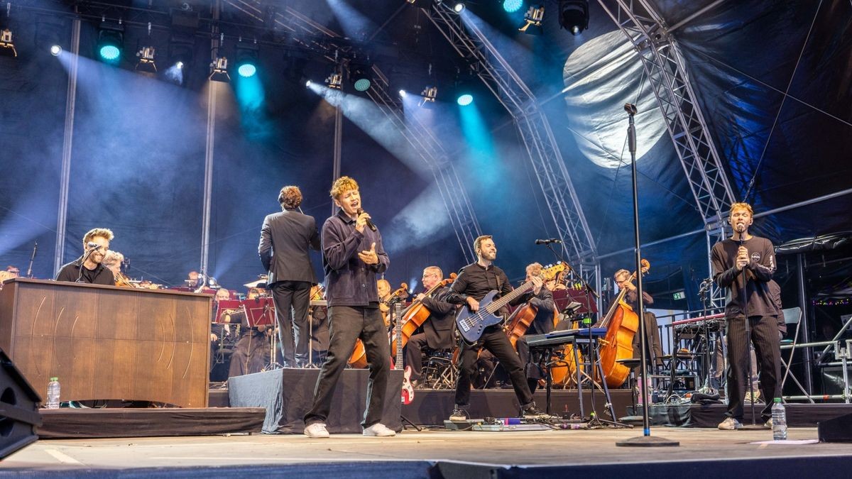 Tim Bendzko spielt vor 2500 Fans im Gothaer Schloss Friedenstein mit der Thüringer Philharmonie.