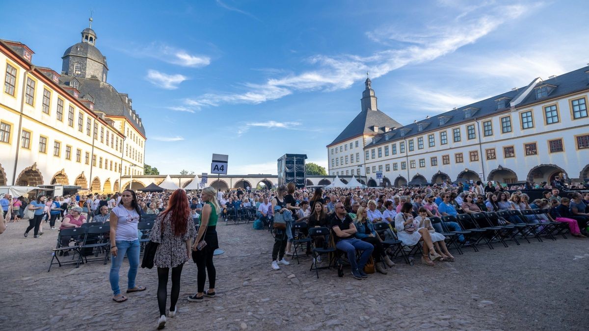 Tim Bendzko spielt vor 2500 Fans im Gothaer Schloss Friedenstein mit der Thüringer Philharmonie.