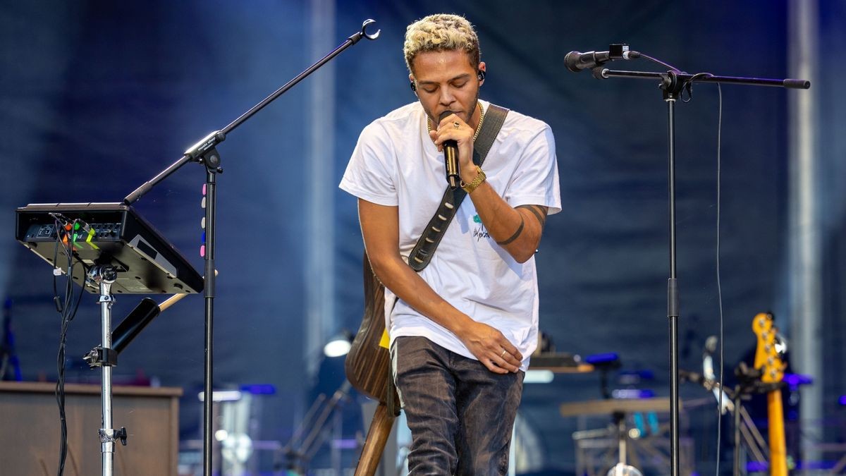 Tim Bendzko spielt vor 2500 Fans im Gothaer Schloss Friedenstein mit der Thüringer Philharmonie.