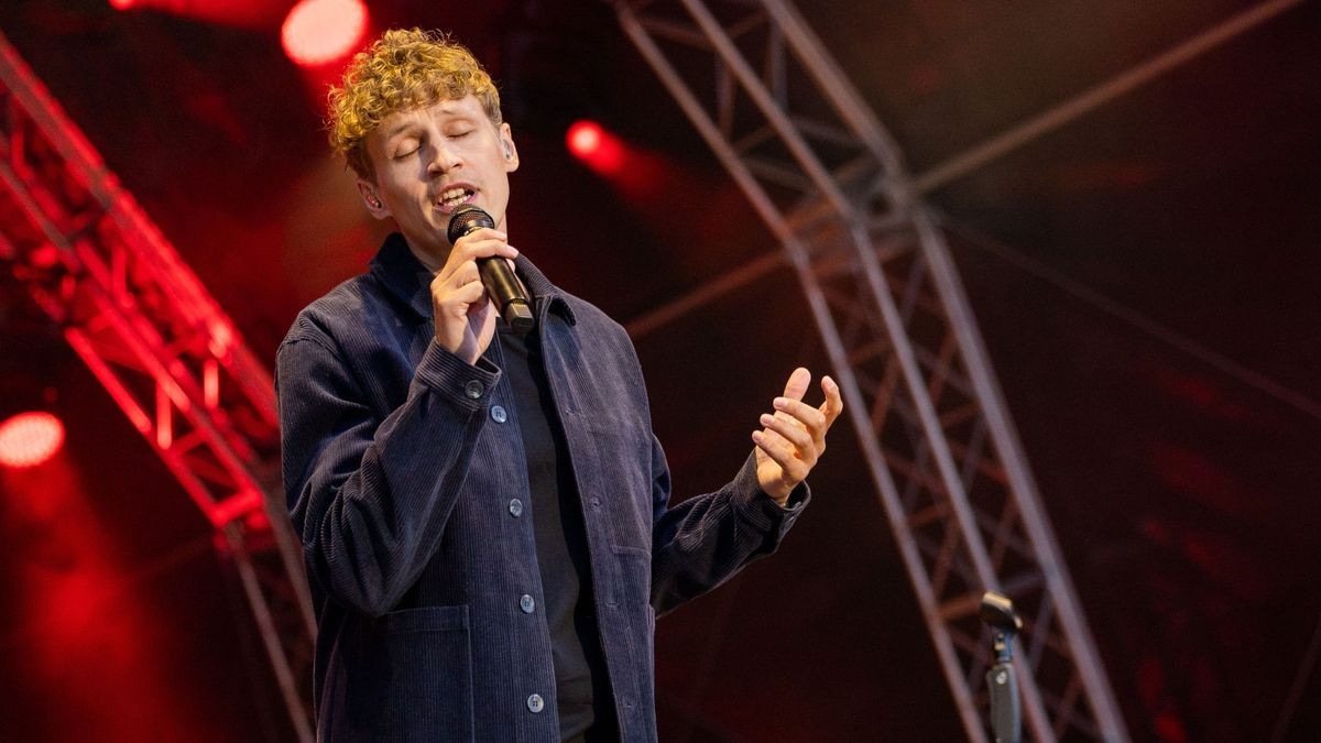 Tim Bendzko spielt vor 2500 Fans im Gothaer Schloss Friedenstein mit der Thüringer Philharmonie.