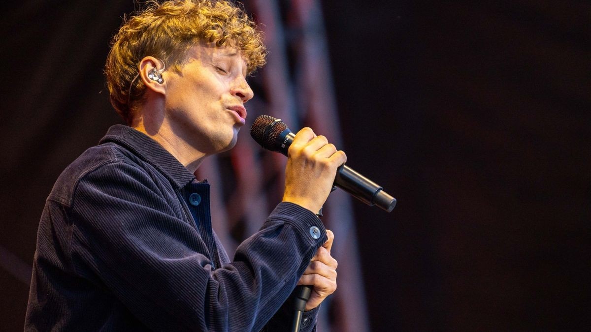 Tim Bendzko spielt vor 2500 Fans im Gothaer Schloss Friedenstein mit der Thüringer Philharmonie.