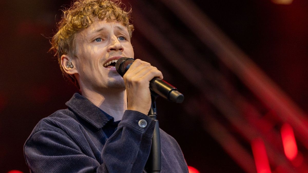 Tim Bendzko spielt vor 2500 Fans im Gothaer Schloss Friedenstein mit der Thüringer Philharmonie.