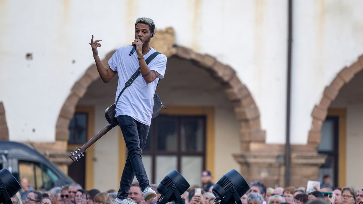 Tim Bendzko spielt vor 2500 Fans im Gothaer Schloss Friedenstein mit der Thüringer Philharmonie.