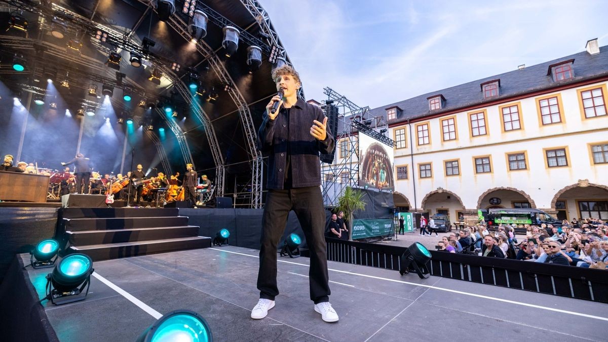 Tim Bendzko spielt vor 2500 Fans im Gothaer Schloss Friedenstein mit der Thüringer Philharmonie.