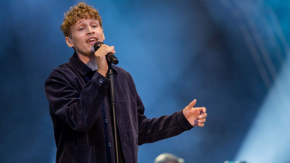 Tim Bendzko spielt vor 2500 Fans im Gothaer Schloss Friedenstein mit der Thüringer Philharmonie.