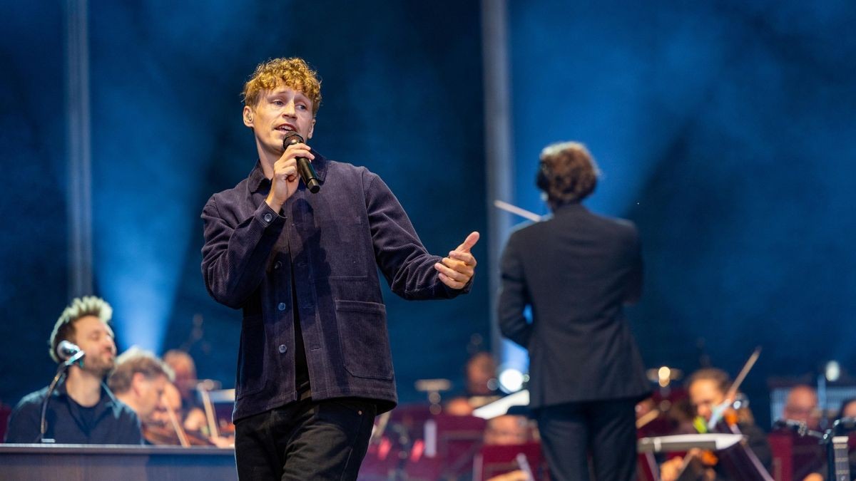 Tim Bendzko spielt vor 2500 Fans im Gothaer Schloss Friedenstein mit der Thüringer Philharmonie.