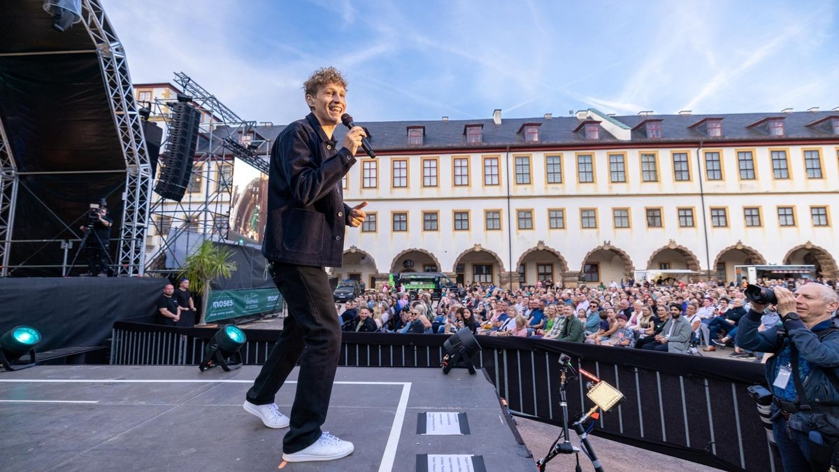 Tim Bendzko spielt vor 2500 Fans im Gothaer Schloss Friedenstein mit der Thüringer Philharmonie.