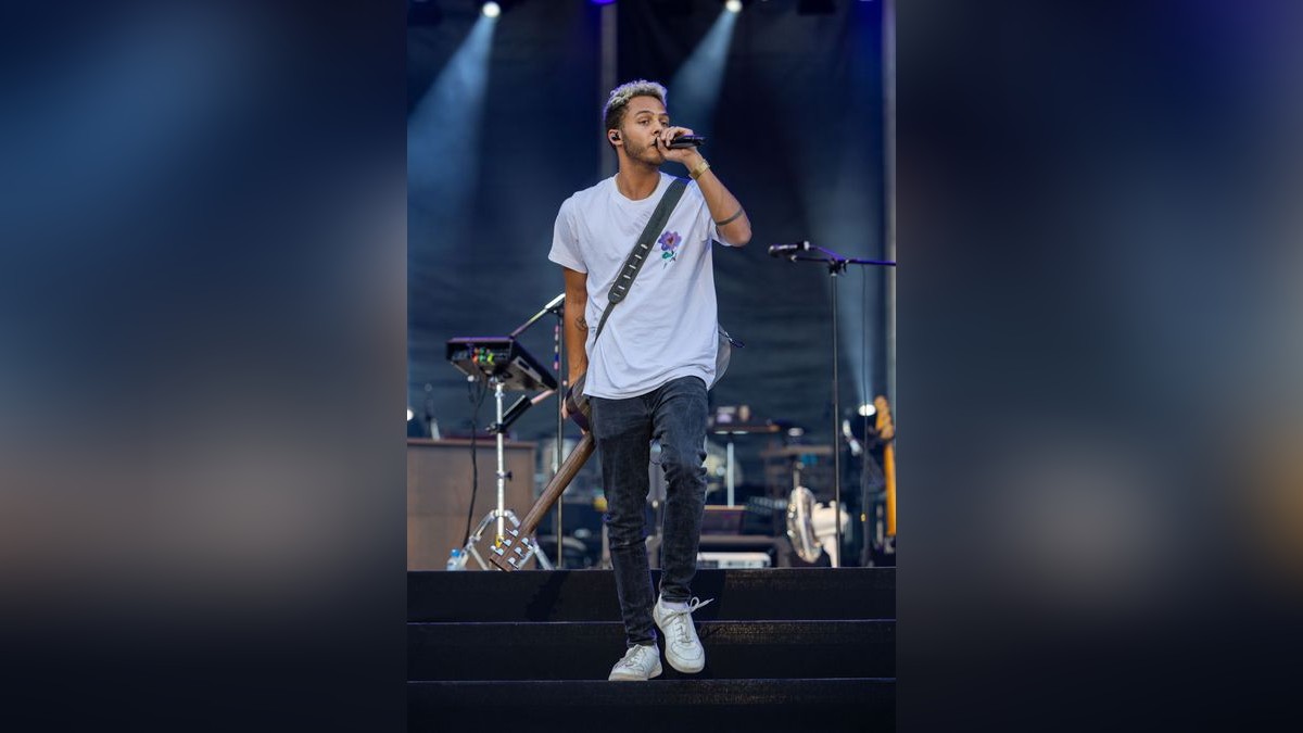 Tim Bendzko spielt vor 2500 Fans im Gothaer Schloss Friedenstein mit der Thüringer Philharmonie.