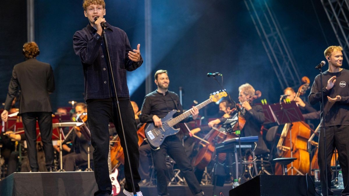 Tim Bendzko spielt vor 2500 Fans im Gothaer Schloss Friedenstein mit der Thüringer Philharmonie.