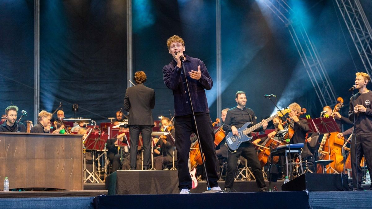 Tim Bendzko spielt vor 2500 Fans im Gothaer Schloss Friedenstein mit der Thüringer Philharmonie.