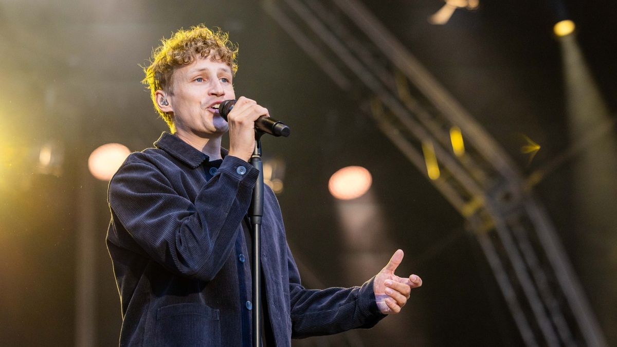 Tim Bendzko spielt vor 2500 Fans im Gothaer Schloss Friedenstein mit der Thüringer Philharmonie.