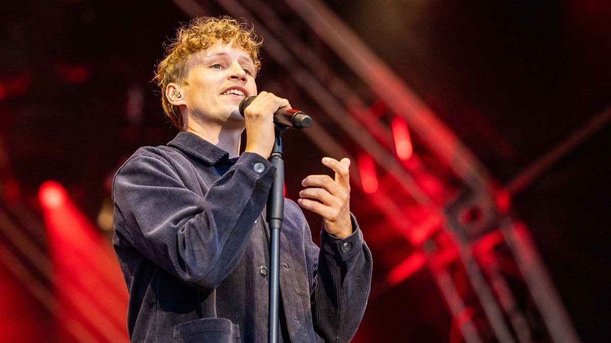 Tim Bendzko spielt vor 2500 Fans im Gothaer Schloss Friedenstein mit der Thüringer Philharmonie.