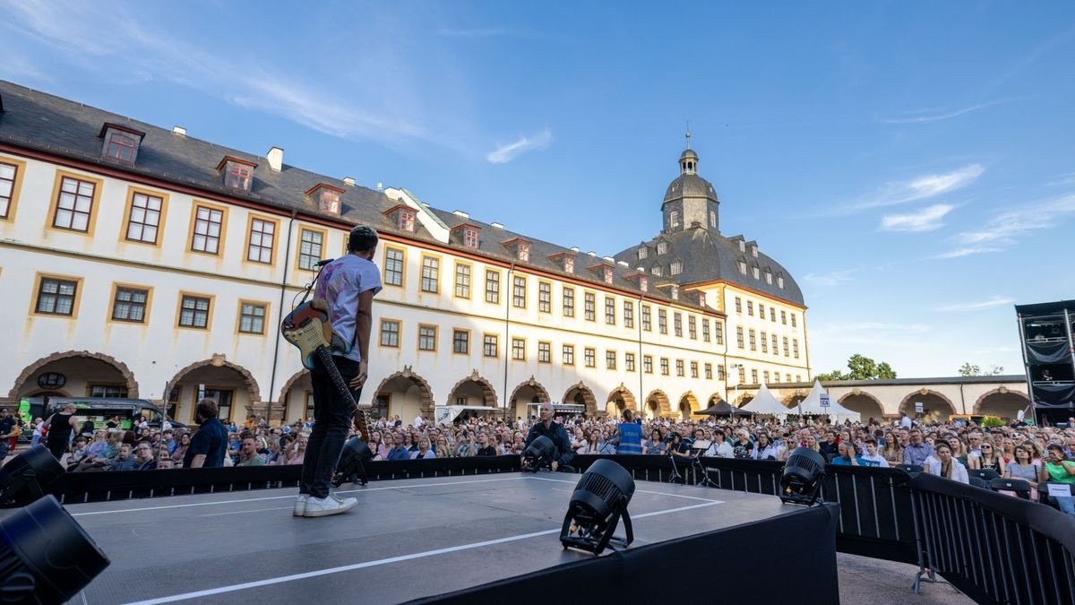 Tim Bendzko spielt vor 2500 Fans im Gothaer Schloss Friedenstein mit der Thüringer Philharmonie.