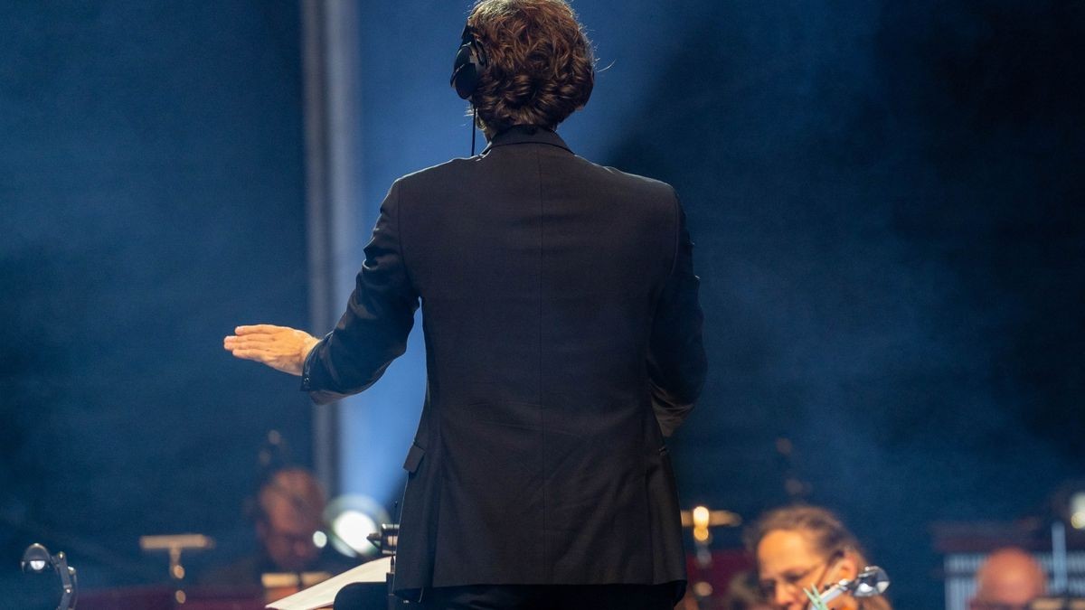 Tim Bendzko spielt vor 2500 Fans im Gothaer Schloss Friedenstein mit der Thüringer Philharmonie.