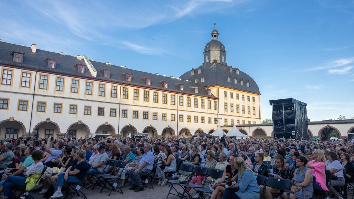 Tim Bendzko spielt vor 2500 Fans im Gothaer Schloss Friedenstein mit der Thüringer Philharmonie.