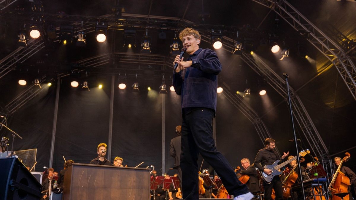 Tim Bendzko spielt vor 2500 Fans im Gothaer Schloss Friedenstein mit der Thüringer Philharmonie.