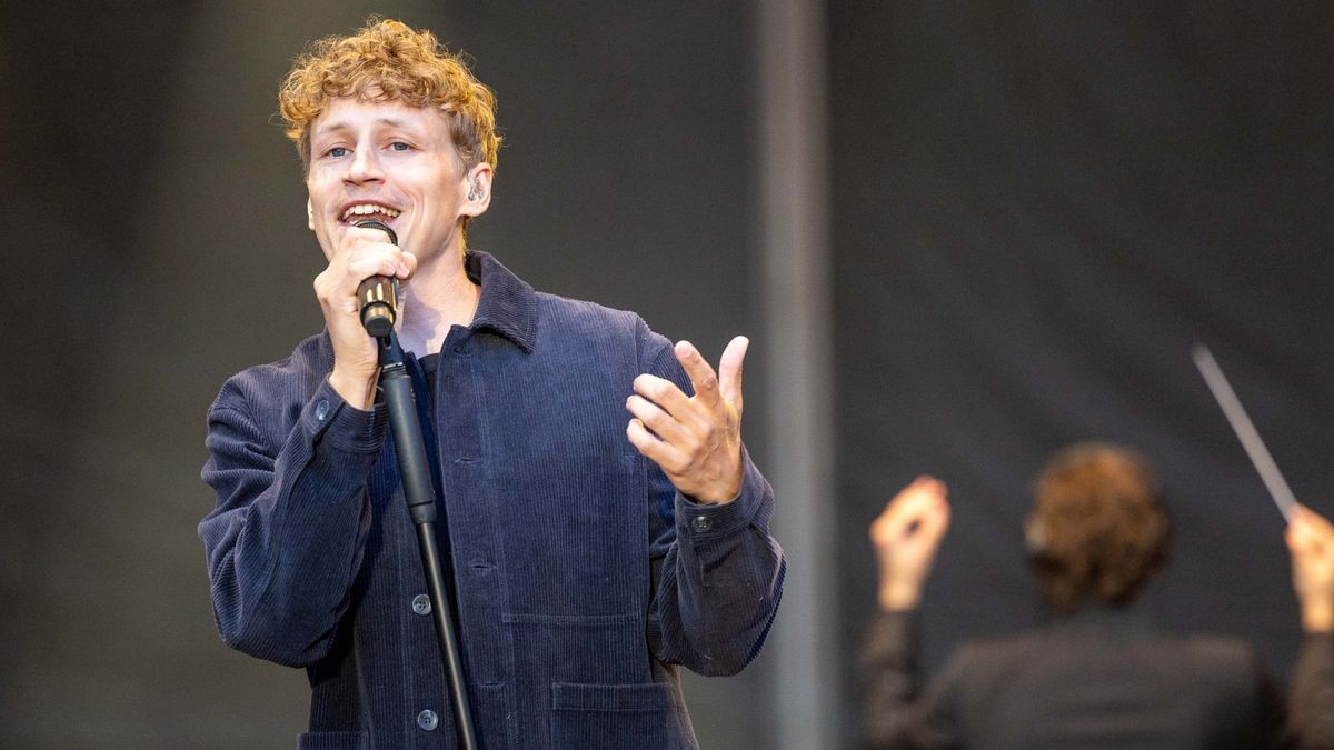 Tim Bendzko spielt vor 2500 Fans im Gothaer Schloss Friedenstein mit der Thüringer Philharmonie.