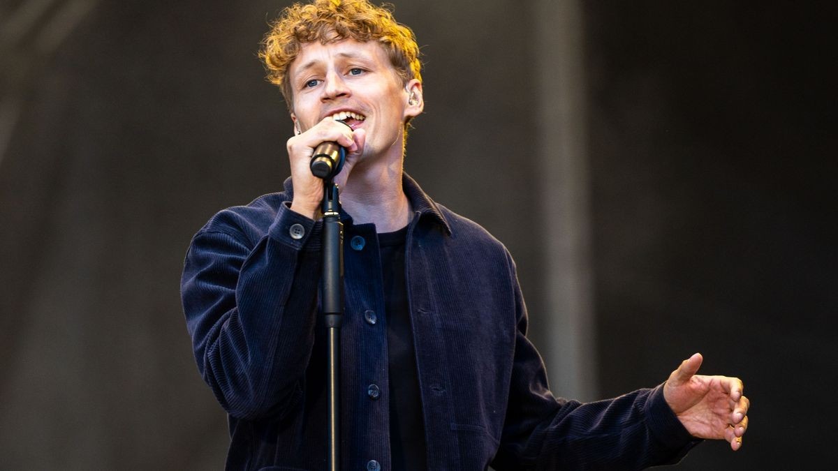 Tim Bendzko spielt vor 2500 Fans im Gothaer Schloss Friedenstein mit der Thüringer Philharmonie.