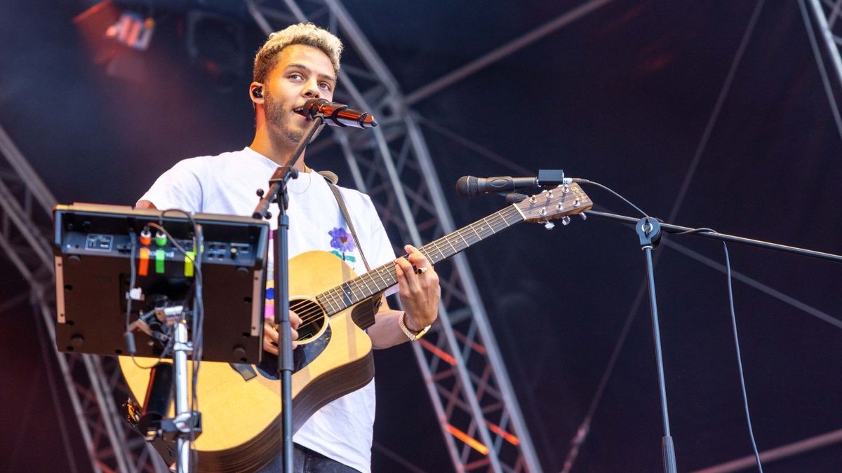 Tim Bendzko spielt vor 2500 Fans im Gothaer Schloss Friedenstein mit der Thüringer Philharmonie.