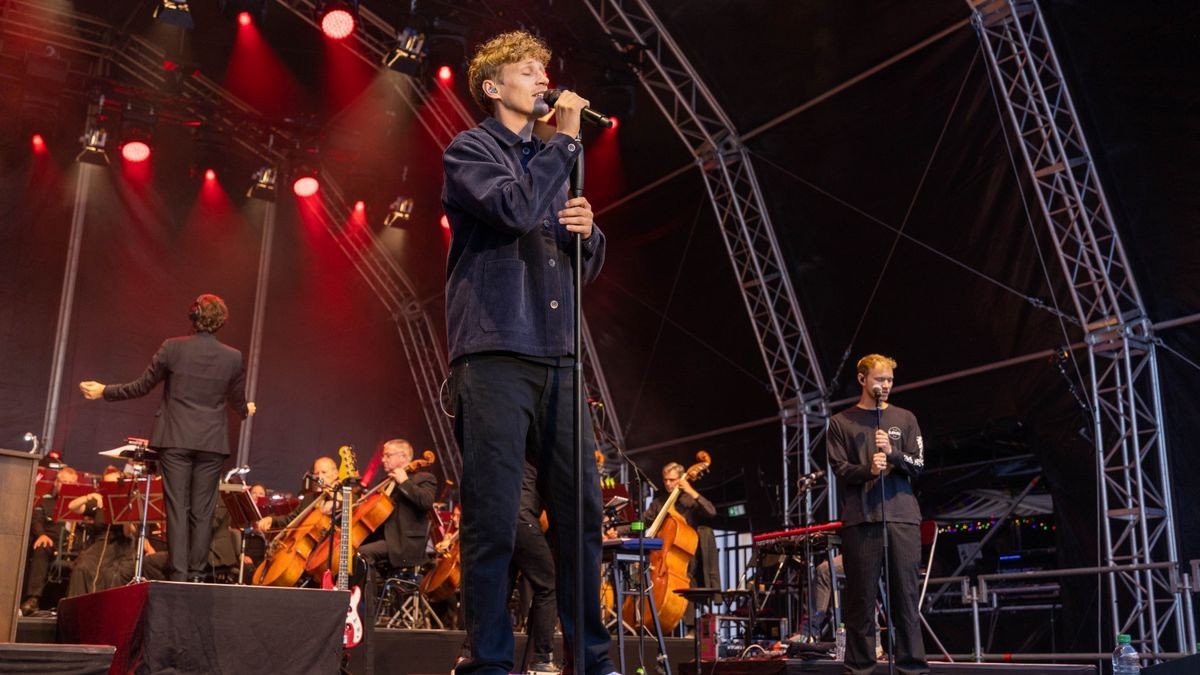 Tim Bendzko spielt vor 2500 Fans im Gothaer Schloss Friedenstein mit der Thüringer Philharmonie.