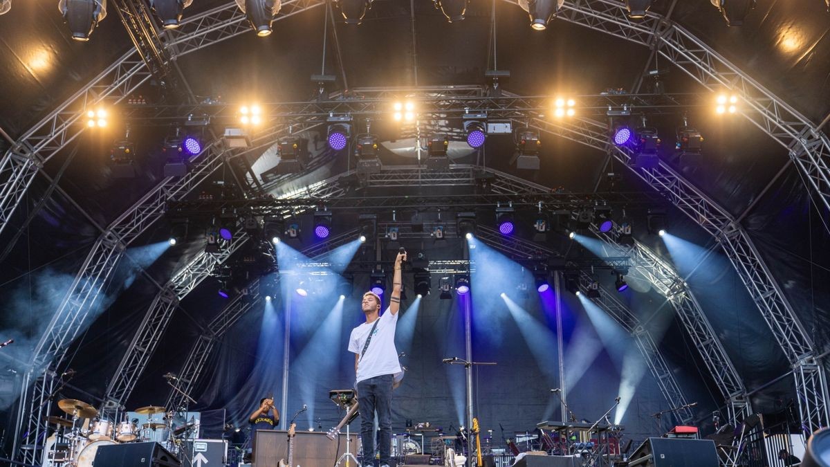 Tim Bendzko spielt vor 2500 Fans im Gothaer Schloss Friedenstein mit der Thüringer Philharmonie.