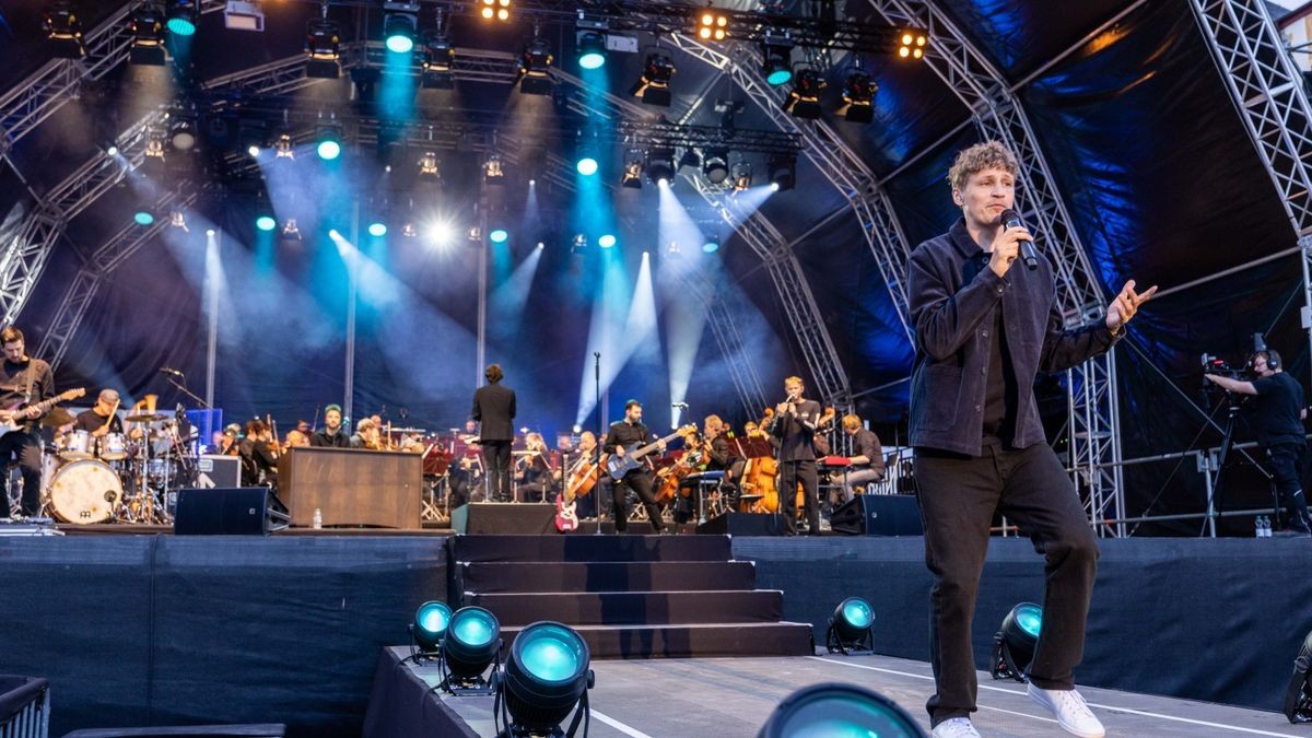 Tim Bendzko spielt vor 2500 Fans im Gothaer Schloss Friedenstein mit der Thüringer Philharmonie.