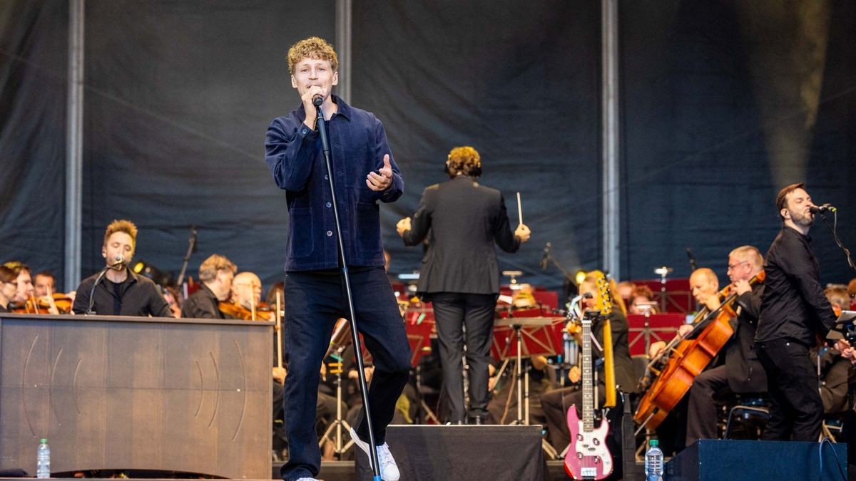 Tim Bendzko spielt vor 2500 Fans im Gothaer Schloss Friedenstein mit der Thüringer Philharmonie.