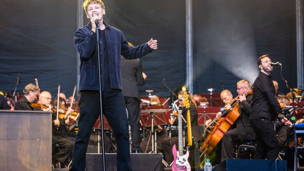 Tim Bendzko spielt vor 2500 Fans im Gothaer Schloss Friedenstein mit der Thüringer Philharmonie.