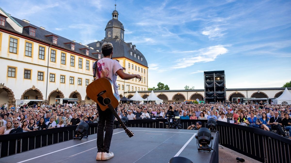 Tim Bendzko spielt vor 2500 Fans im Gothaer Schloss Friedenstein mit der Thüringer Philharmonie.