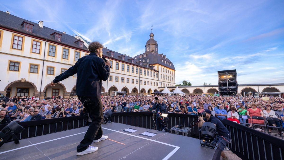 Tim Bendzko spielt vor 2500 Fans im Gothaer Schloss Friedenstein mit der Thüringer Philharmonie.