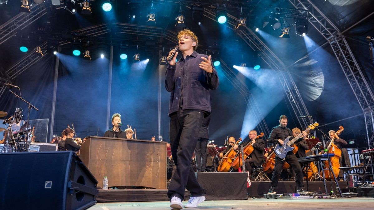 Tim Bendzko spielt vor 2500 Fans im Gothaer Schloss Friedenstein mit der Thüringer Philharmonie.