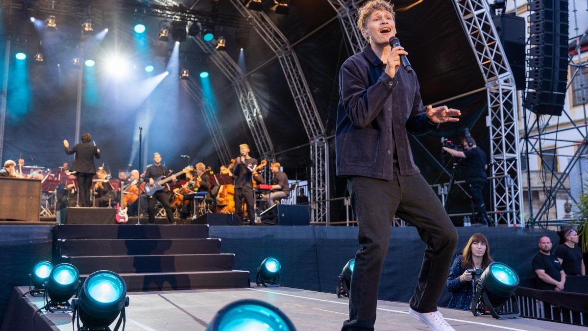 Tim Bendzko spielt vor 2500 Fans im Gothaer Schloss Friedenstein mit der Thüringer Philharmonie.