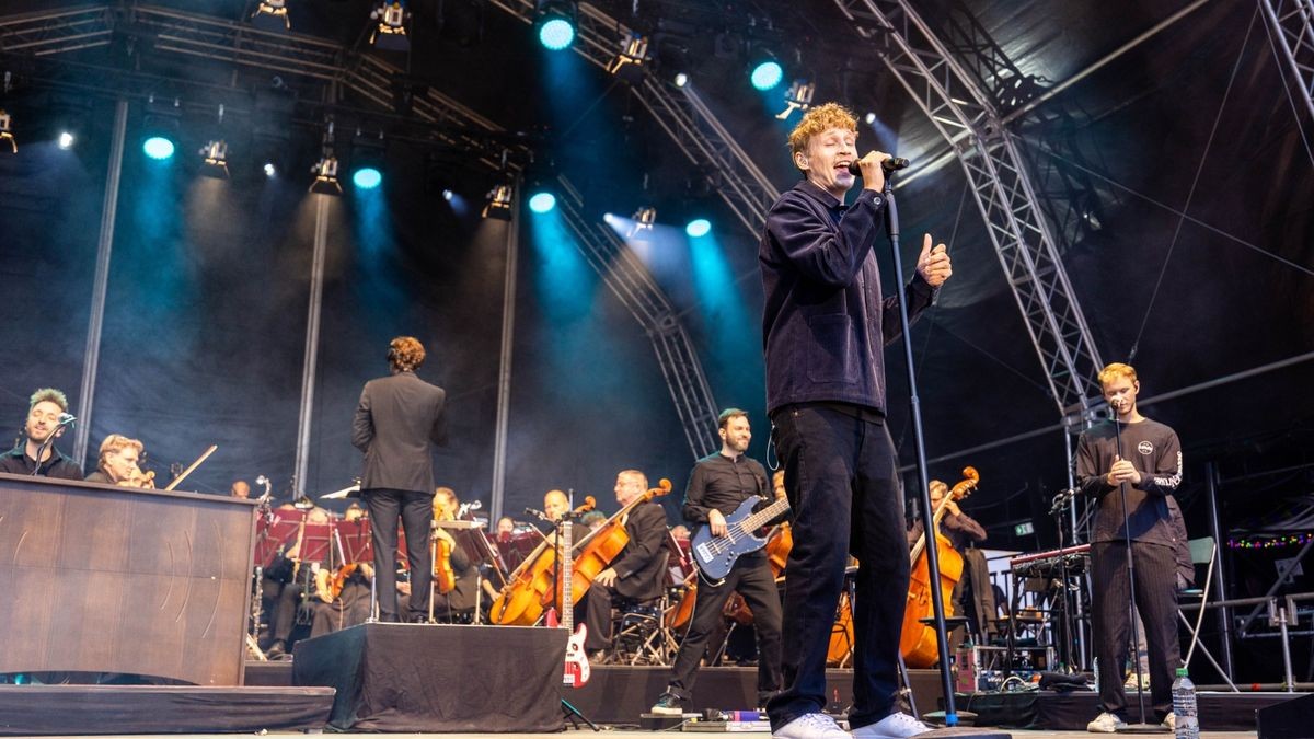 Tim Bendzko spielt vor 2500 Fans im Gothaer Schloss Friedenstein mit der Thüringer Philharmonie.