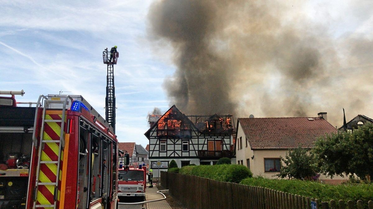 Zwei Vierseitenhöfe stehen in Bothenheilingen in Flammen. 