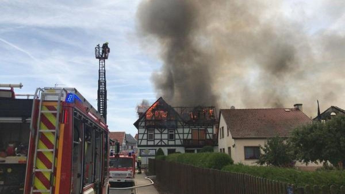 Zwei Vierseitenhöfe stehen in Bothenheilingen in Flammen. 