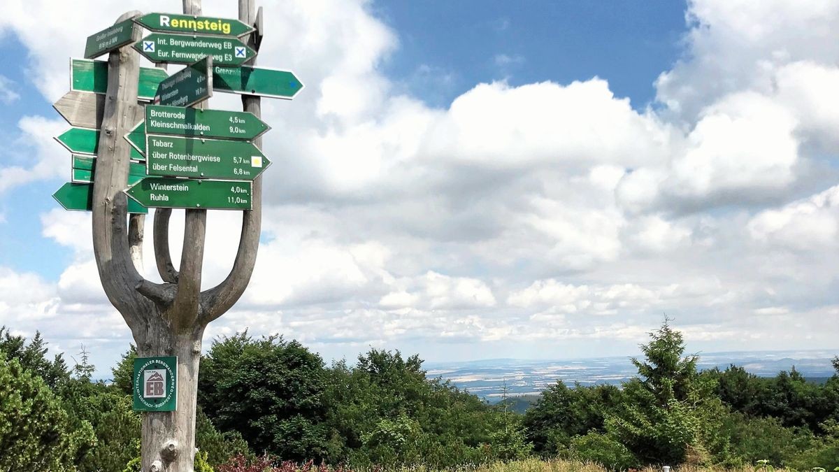 Auf 916,5 Metern über dem Meeresspiegel führt der Rennsteig über den Inselsberg. Start der sechs Kilometer langen Gipfeltour ist auf einer Höhe von  420 Metern an der Endhaltestelle der Waldbahn in Bad Tabarz. 