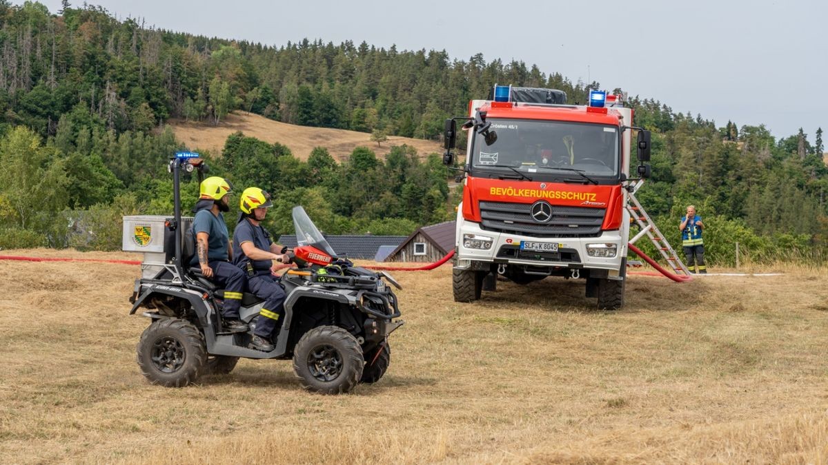 Ein Brand auf einer Fläche von mehr als 30 Hektar hat am Montag rund 80 Einsatzkräfte von 16 Feuerwehren bei Jehmichen südlich von Saalfeld in Atem gehalten. 