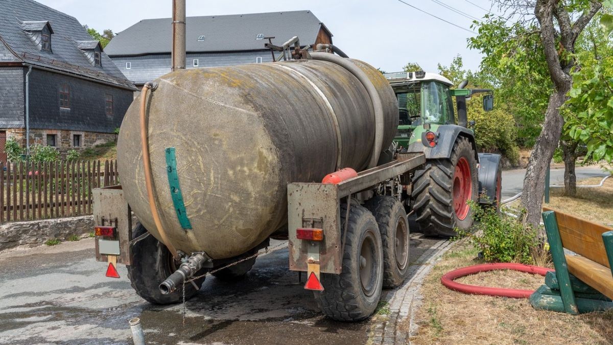 Unterstützt werden die Feuerwehren durch die Agrargenossenschaft, die gleich mehrere Traktoren mit 10.000 Litertanks Wasser bestückte und zur Einsatzstelle schickte.