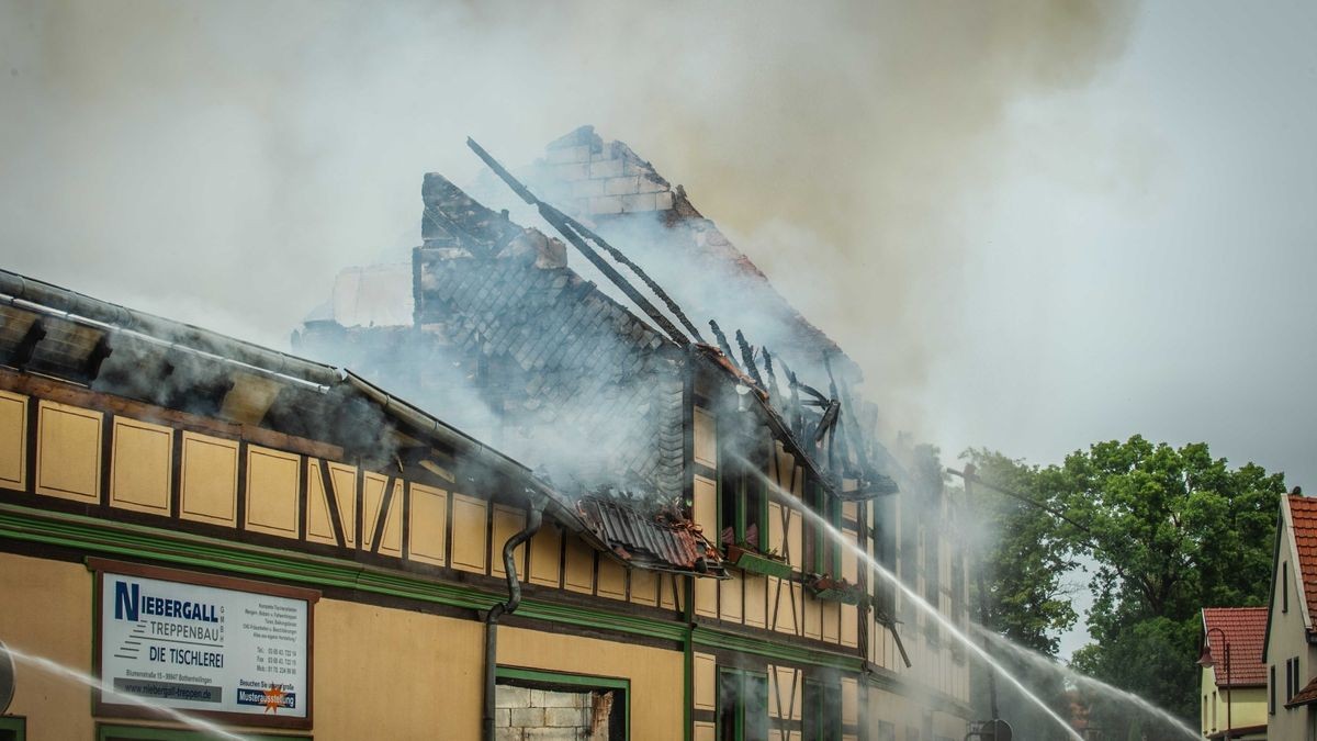 Der Ortskern von Bothenheilingen hat am Montag lichterloh in Flammen gestanden. 