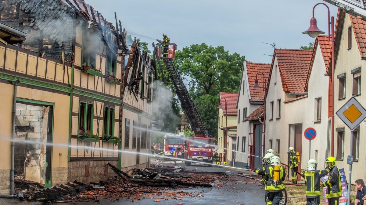 Der Ortskern von Bothenheilingen hat am Montag lichterloh in Flammen gestanden. 