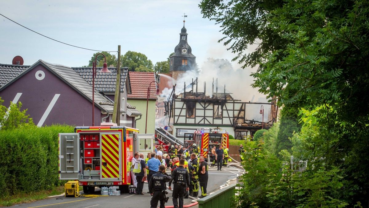 Der Ortskern von Bothenheilingen hat am Montag lichterloh in Flammen gestanden. 