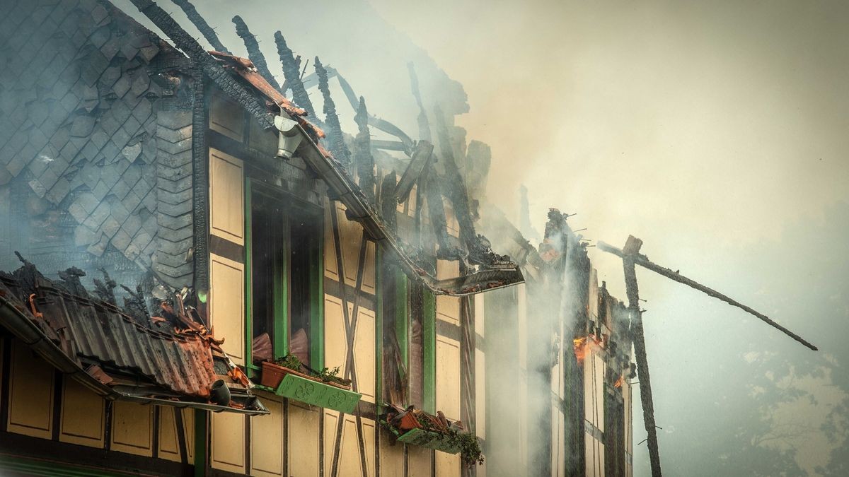 Der Ortskern von Bothenheilingen hat am Montag lichterloh in Flammen gestanden. 